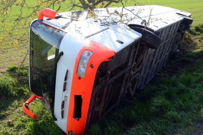 Ilustračný obrázok k článku Na Zemplíne sa prevrátil autobus, strechou narazil do stromu. 12 ľudí zranených
