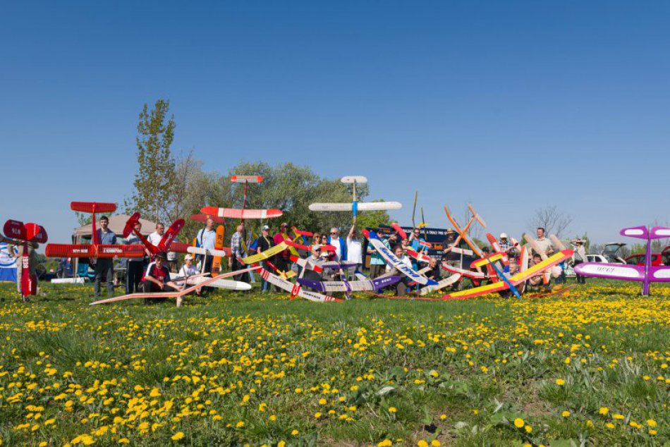 Ilustračný obrázok k článku OBRAZOM: Obloha nad Šaľou sa zaplnila lietadlami. A niektoré nenašli doteraz!