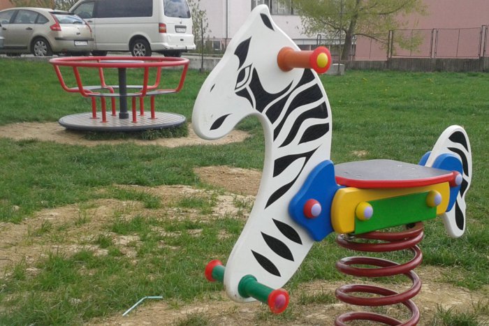 Ilustračný obrázok k článku Pomôcť môže každý: Nahláste poškodené detské ihriská