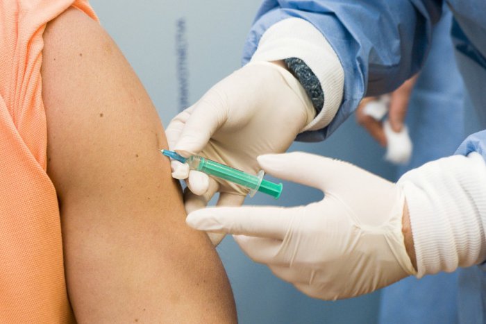 Ilustračný obrázok k článku Zdravotníci či seniori majú mať pri vakcinácii proti COVID-19 prednosť