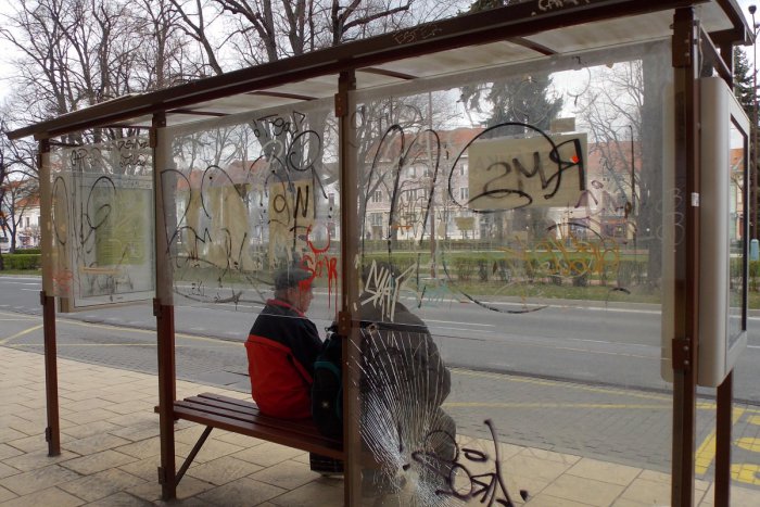 Ilustračný obrázok k článku Smutné obrázky zo Spišskej: Takto si odniesla zastávka v meste vyčíňanie vandalov!