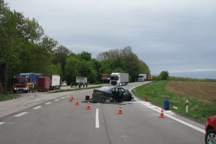 Ilustračný obrázok k článku FOTO z miesta nehody: Vodič kamiónu (65) nedal prednosť pri odbočovaní, nissan neubrzdil!