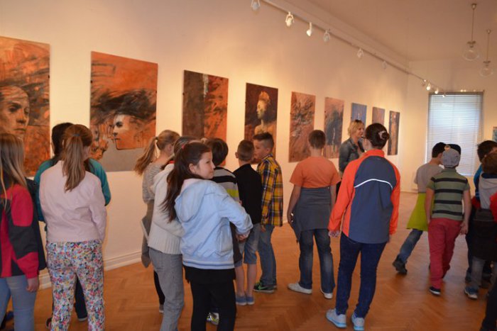 Ilustračný obrázok k článku Obrazom: Výstavu diel Otta Szaba si prezreli aj žiaci a stredoškoláci