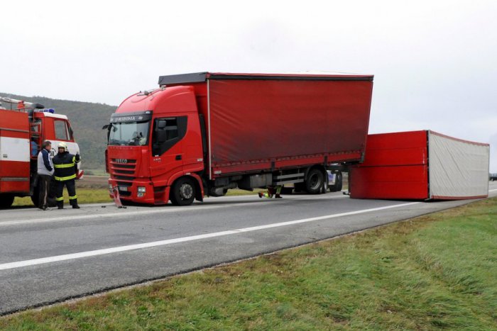 Ilustračný obrázok k článku Silný vietor úraduje na cestách: Neďaleko Rožňavy vyvrátilo až tri kamióny!