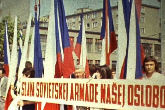 Ilustračný obrázok k článku Recesia v Lučenci, z ktorej idú zimomriavky: Do mesta sa vracia koruna, párky s horčicou za 4 Kčs!