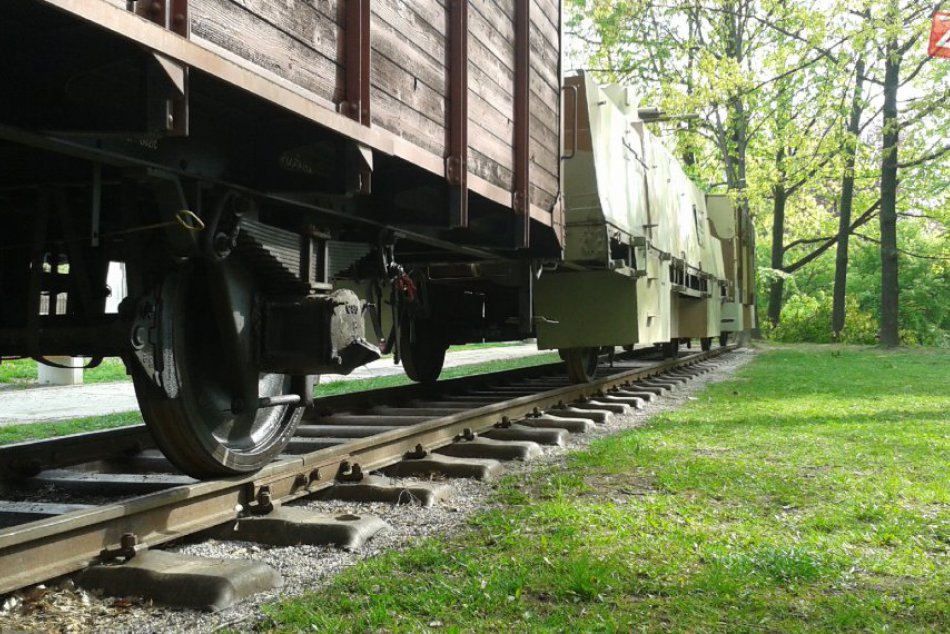 Ilustračný obrázok k článku Pancierový vlak je v Bystrici len pár dní a už sa odohral vandalský útok: Vulgárne nápisy z maziva!