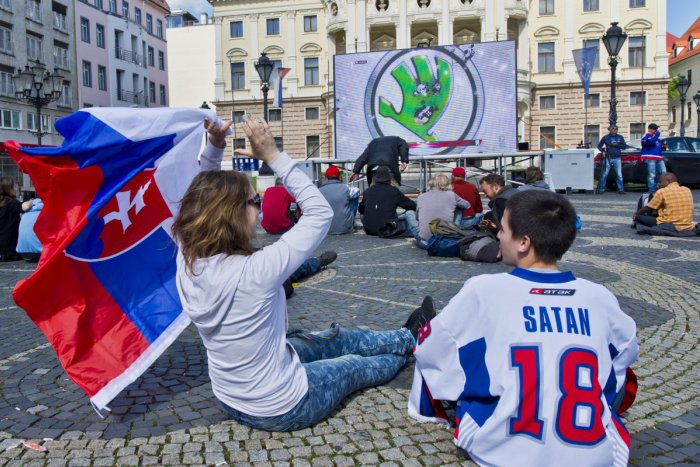 Ilustračný obrázok k článku Hokej si zatiaľ v uliciach Bratislavy na veľkoplošných obrazovkách nepozriete. Dôvod?
