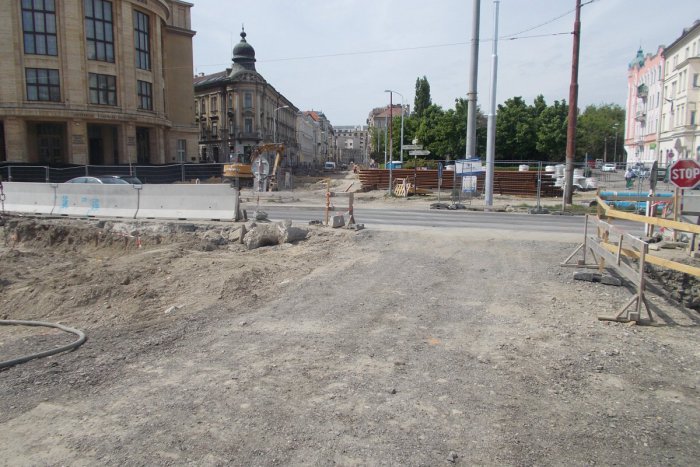 Ilustračný obrázok k článku Nekonečný príbeh: oprava Štúrovej ulice. Miestni podnikatelia sú už zúfalí + FOTO