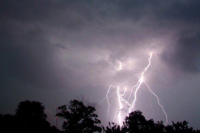 Ilustračný obrázok k článku Meteorológovia nás varujú pred búrkami, vydali pre náš okres výstrahu!
