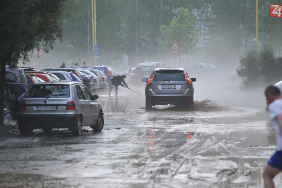 Ilustračný obrázok k článku Vyčíňanie búrok v Banskobystrickom kraji. Pod Urpínom voda vytápala vchody bytoviek