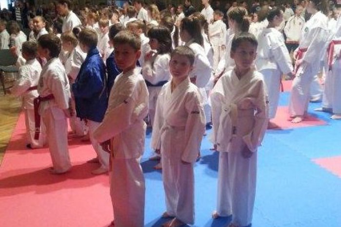 Ilustračný obrázok k článku Ich debut na žinenke priniesol úspech: Mladí karateristi z Revúcej zažiarili hneď na dvoch súťažiach