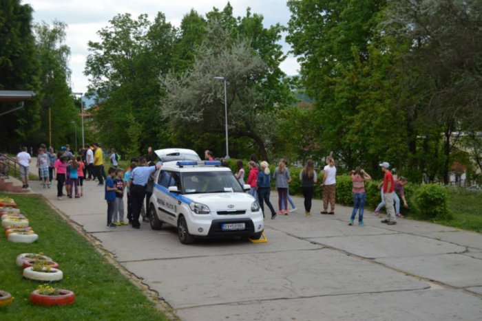 Ilustračný obrázok k článku Účelové cvičenie ZŠ Ulica pionierov: Nechýbali ani ukážky Policajného zboru a mestskej polície!