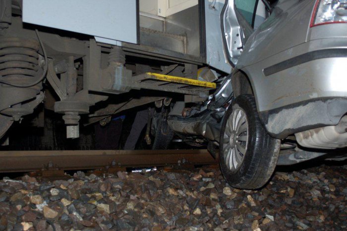 Ilustračný obrázok k článku Ďalšia nehoda na známom priecestí: Vlak to napálil do auta, vodička (35) v nemocnici!