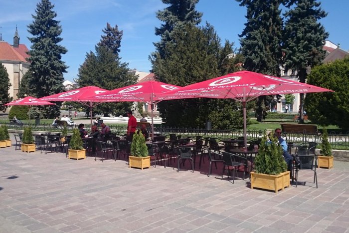 Ilustračný obrázok k článku S oteplením sa v Prešove rozrastajú letné terasy: Koľko by ich mohlo byť túto sezónu?