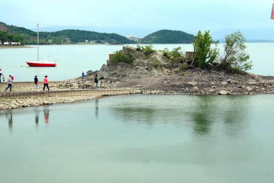 Ilustračný obrázok k článku Na Šírave došlo k poklesu vodnej hladiny: FOTO ostrovčeka, kde sa dostanete už aj suchou nohou