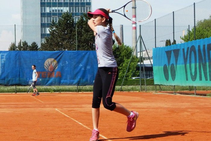Ilustračný obrázok k článku Mladé talenty na tenisových kurtoch: Humenčanka Mirka sa stala majsterkou východoslovenského regiónu!