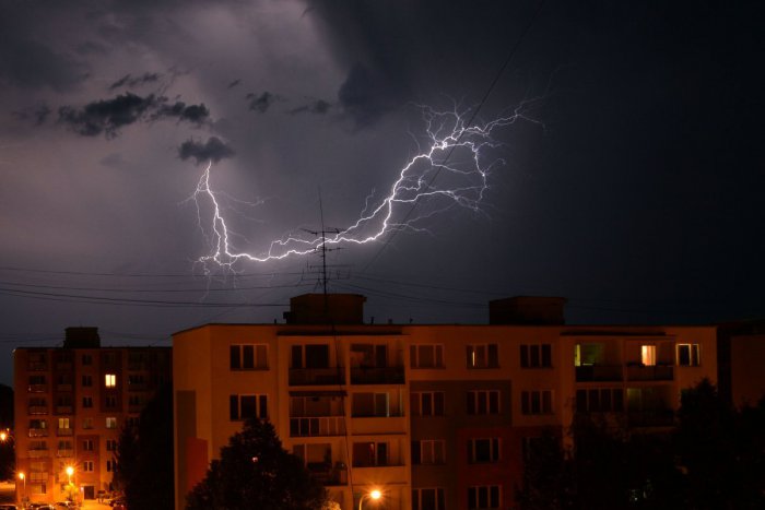Ilustračný obrázok k článku Žilinu varujú pred búrkami aj intenzívnymi lejakmi: V týchto hodinách vonku určite bacha!