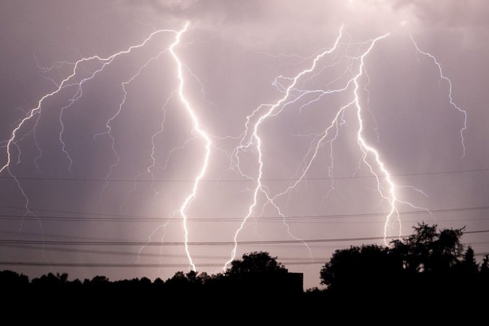 Ilustračný obrázok k článku Žiar varujú pred búrkami aj silným dažďom: V týchto hodinách vonku bacha!