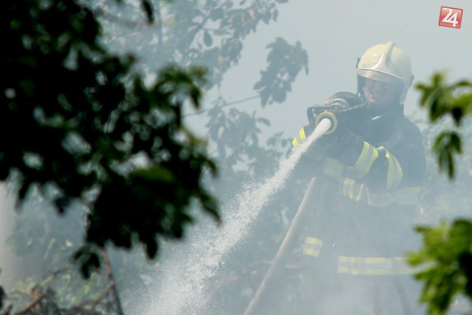 Ilustračný obrázok k článku Päťhodinová fuška novozámockých hasičov: Strecha v plameňoch, ratovali rodinný dom