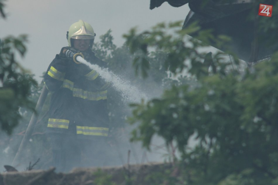 Ilustračný obrázok k článku Hasiči a požiare z vypaľovania trávy: Vlani ich zaznamenali vyše 1000