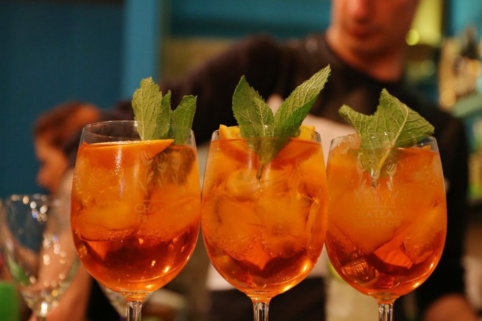 Ilustračný obrázok k článku Keď si s kamarátmi chcete vyraziť do mesta... 3 podniky v Hlohovci, do ktorých sa oplatí zavítať