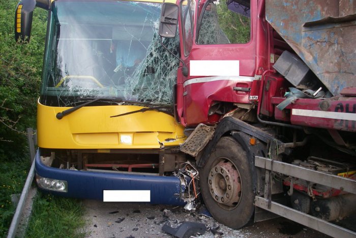 Ilustračný obrázok k článku Nové info o nehode nákladiaku s autobusom: Policajti opisujú, čo sa stalo, v buse boli ľudia! FOTO