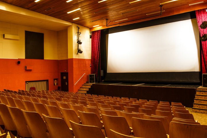 Ilustračný obrázok k článku Prvé klasické jednosálové kino v Bratislave oslavuje päťdesiatku! V Nostalgii vás čakajú filmy zadarmo