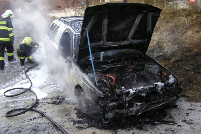 Ilustračný obrázok k článku V Banskej Bystrici horelo, vyčíňal podpaľač: Zaparkované auto na ulici v plameňoch