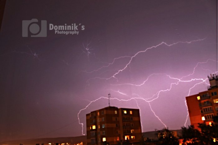 Ilustračný obrázok k článku Nočná búrka nad Hlohovcom: Sánka dole z FOTIEK Dominika, trik ako na to vnútri:)