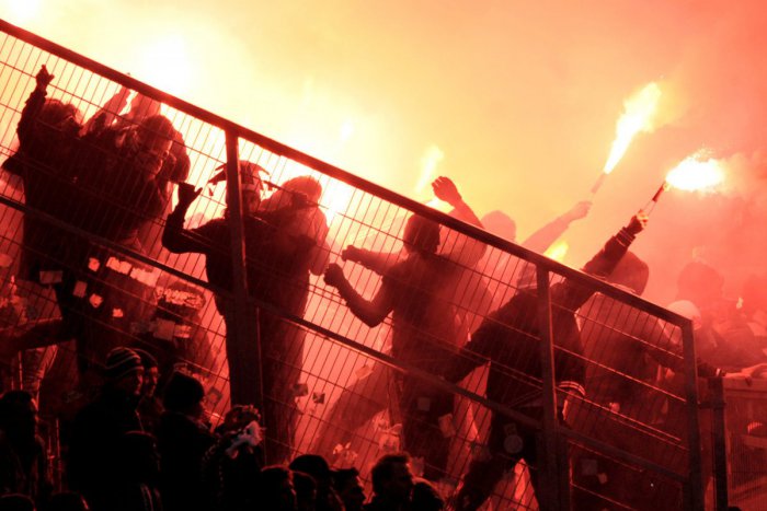 Ilustračný obrázok k článku Futbalového fanúšika (24) obvinili z výtržníctva: Medzi divákov letela zapálená pyrotechnika