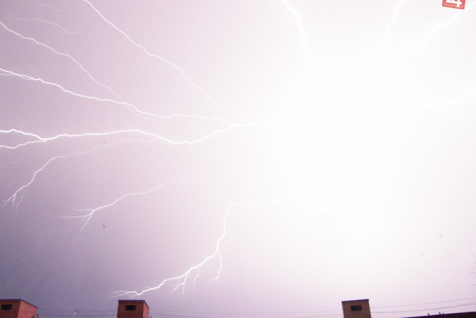 Ilustračný obrázok k článku Rožňavu varujú pred búrkami, intenzívnymi lejakmi a aj krupobitím: V týchto hodinách si dajte pozor!