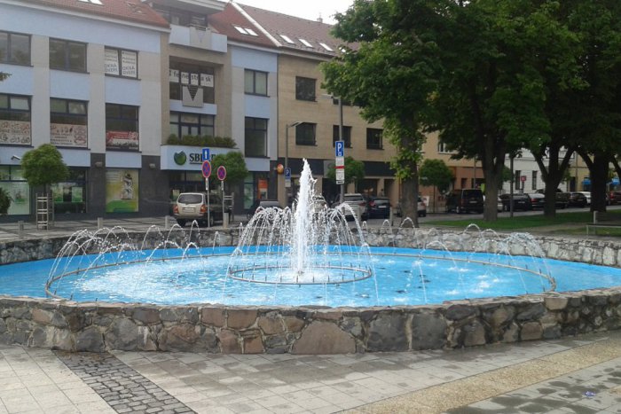Ilustračný obrázok k článku Fontána na zvolenskom námestí je spustená od mája: Zaujímavosti o spotrebe vody a nákladoch na jej prevádzku