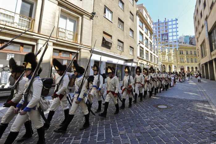 Ilustračný obrázok k článku Centrom Bratislavy kráčali vojaci. Mesto sa opäť bráni proti Napoleonovi