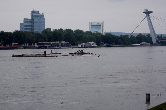 Ilustračný obrázok k článku Zvýšená hladina Dunaja zaplavila základy piliera rozostavaného Starého mosta