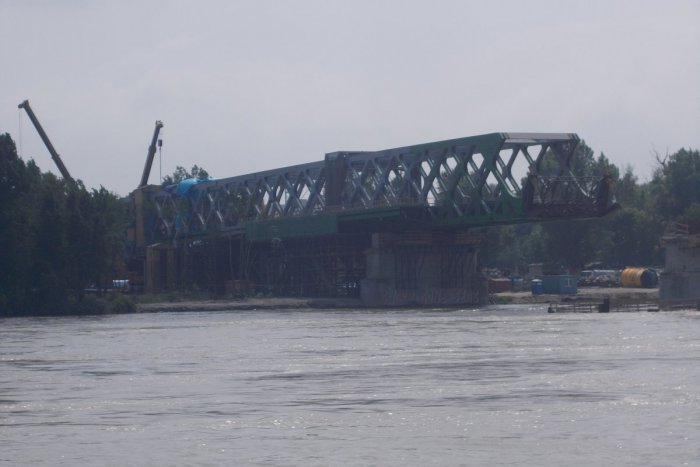 Ilustračný obrázok k článku Práce napredujú: Starý most sa predĺži o ďalších 30 metrov