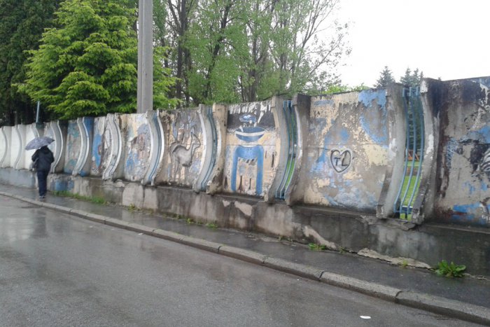 Ilustračný obrázok k článku Grafiťáci sa chystajú na tento betónový múr: Radnica ich chce ale skrotiť, pribudnú vraj aj osobnosti breznianskej histórie:)
