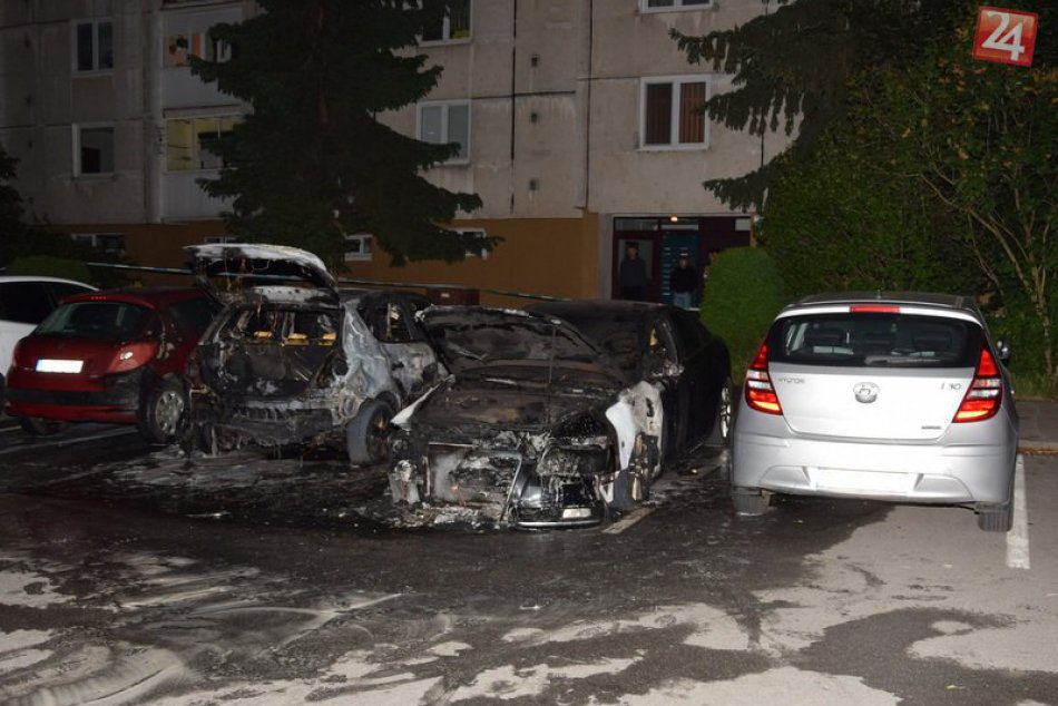 Ilustračný obrázok k článku Požiar zničil na Korytníckej ulici dve autá, mohlo ísť o úmysel