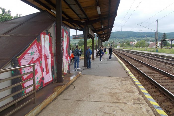 Ilustračný obrázok k článku Posvietili sme si na vlakové stanice v Bratislave. Pozrite sa, ktorá vyzerá najhoršie
