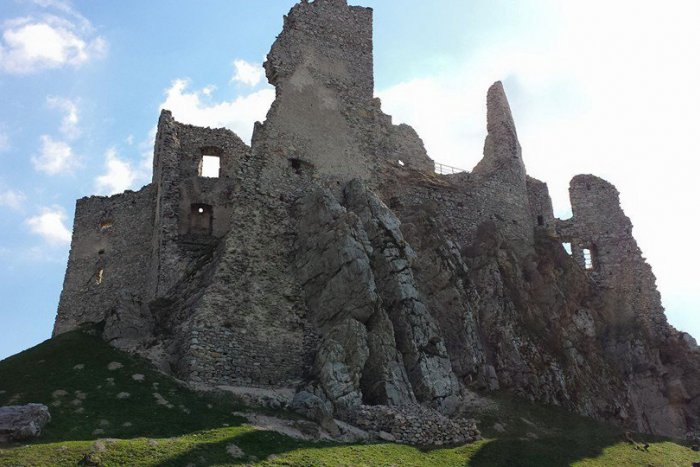 Ilustračný obrázok k článku Na hrade Hrušov zažili šok: Zlodeji ho doslova vybielili, rekonštrukcia kvôli nim skončila!