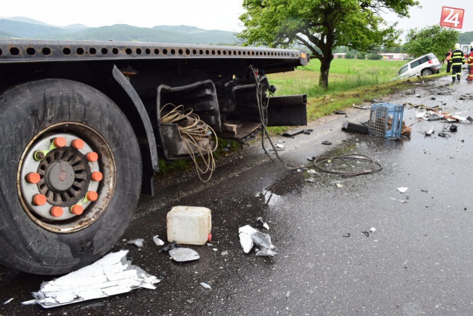 Ilustračný obrázok k článku Došlo k dopravnej nehode auta a kamiónu, vozovku obojsmerne uzavreli!