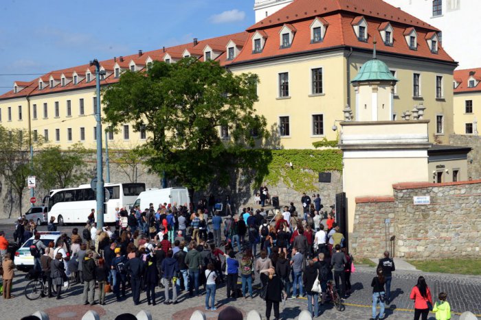 Ilustračný obrázok k článku Bratislavský hrad aktivisti odeli do čiernej farby. Hovoria o pohrebe našich dejín.