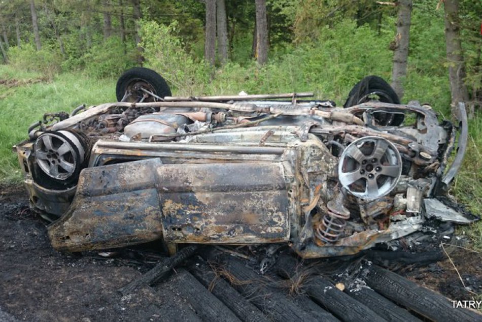 Ilustračný obrázok k článku OBRAZOM: Za Tatranskou Kotlinou zhorelo po nehode auto do tla