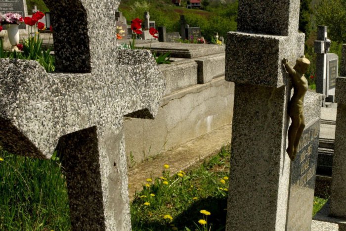 Ilustračný obrázok k článku Neúcta najhrubšieho zrna: Neznámy vandal si vzal na mušku rožňavský cintorín