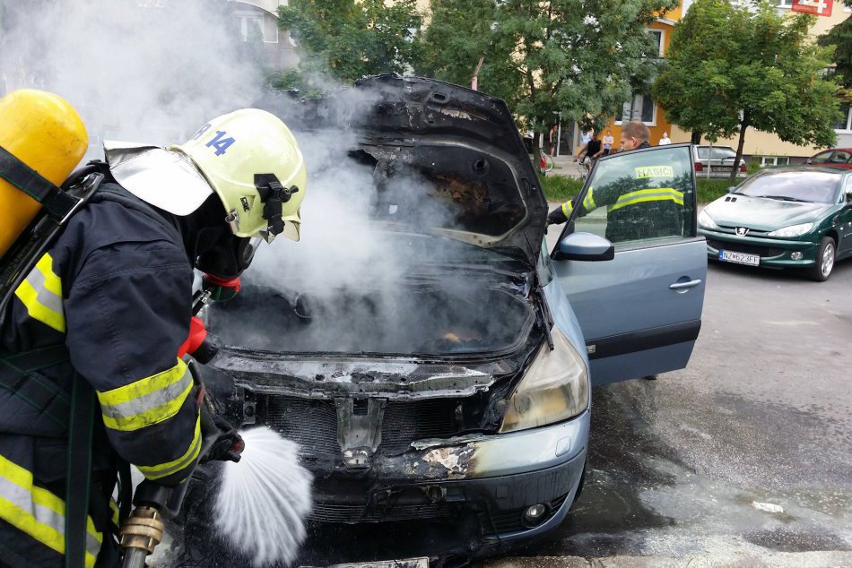 Ilustračný obrázok k článku Autentické FOTO z požiaru na Bitúnkovej: Vodič bojoval s ohňom sám, pomohol však až zásah hasičov!