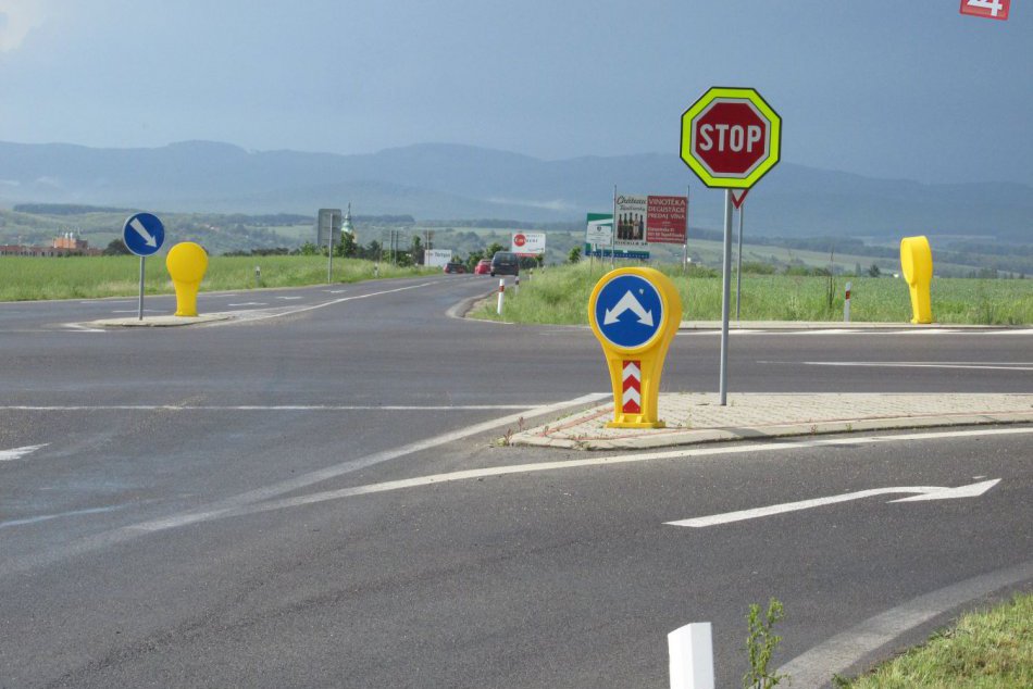 Ilustračný obrázok k článku Križovatka pred mestom trápi našich vodičov: Tŕňom v oku sa stali dopravné značenia, o čo presne ide?