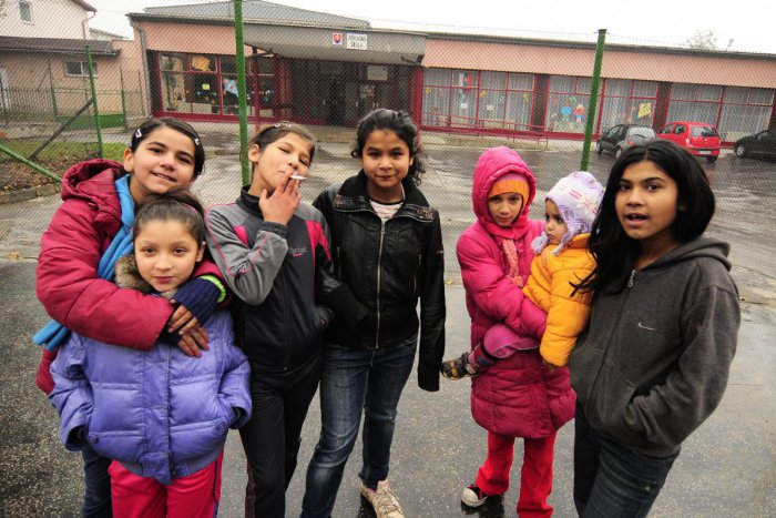 Ilustračný obrázok k článku Rodina z Luníku IX dostala ponuku aká sa neodmieta: Ubytovanie u známej hudobnej teroristky z juhu, susedia šťastím bez seba...