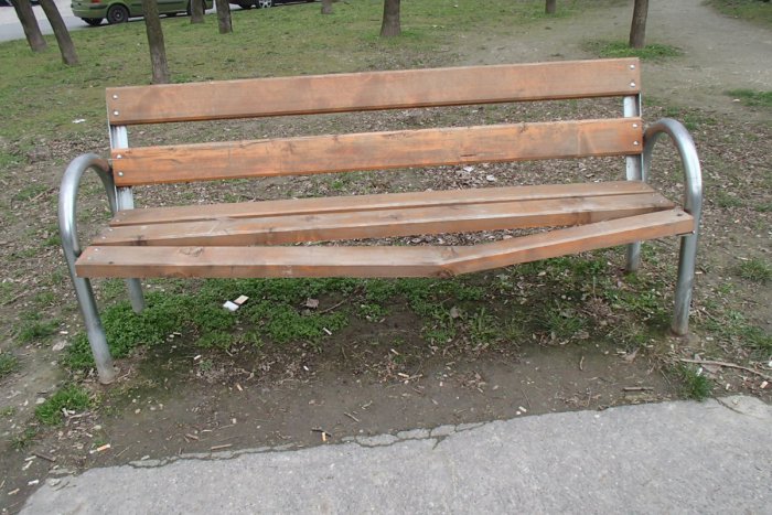 Ilustračný obrázok k článku Na obnovu lavičiek minie Petržalka ročne desaťtisíce eur. Vandalom to však neprekáža