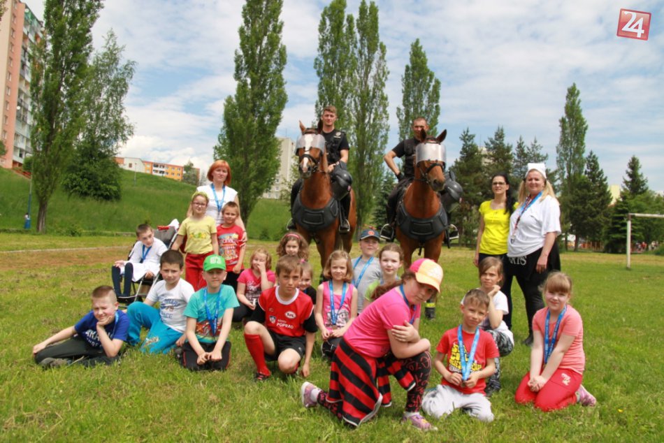 Ilustračný obrázok k článku Netradičné oslavy MDD na Ulici mládeže v Poprade: Deťom sa predviedli policajti na koňoch