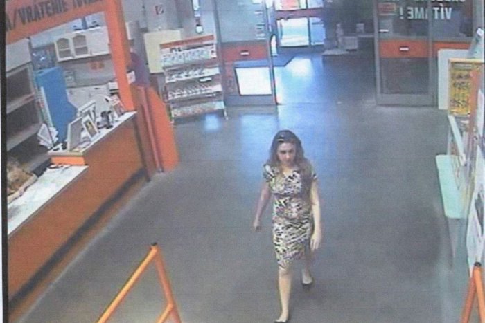 Ilustračný obrázok k článku Poznáte túto ženu? Zlodejka okradla v jednom z nákupných centier zákazníka o viac ako 10-tisíc eur