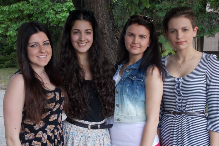 Ilustračný obrázok k článku FOTKY študentiek, ktoré zabojujú o titul miss: Ktoré dievča sa stane tvárou gymnázia v Spišskej?